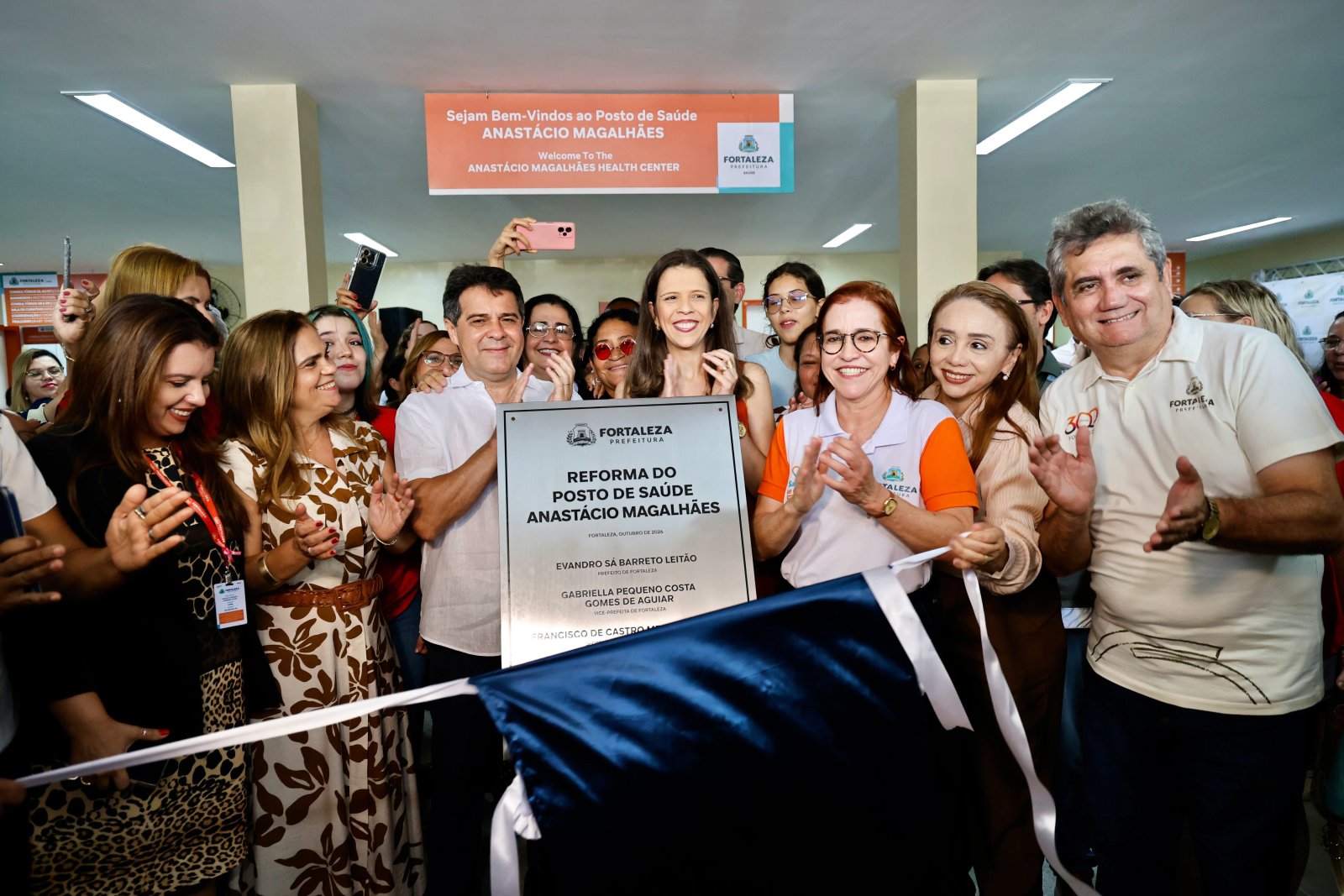 grupo de pessoas posa para a foto